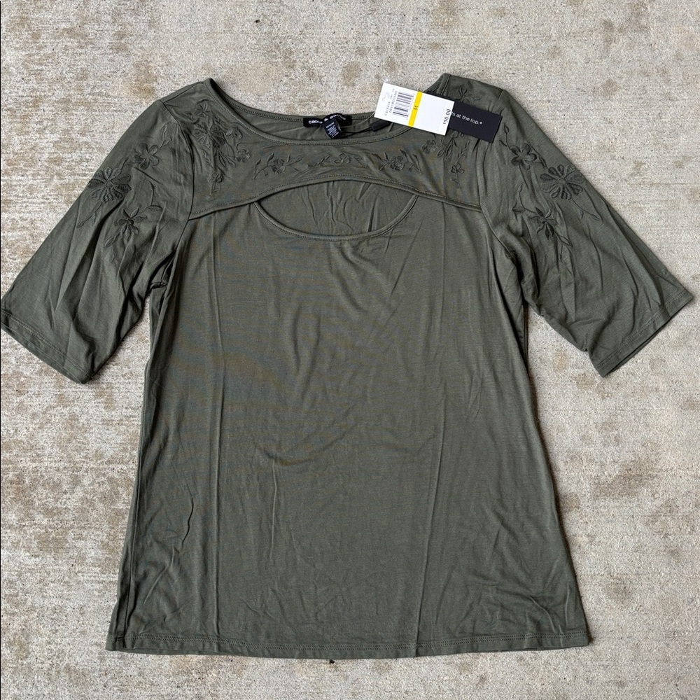 Cable & Gauge Women's Top in Dry Oregano - Picture 2 of 11